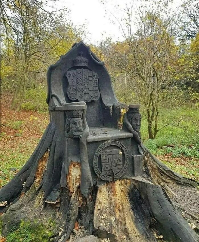 Un trono tallado en el tronco de un árbol en Kendal, Inglaterra