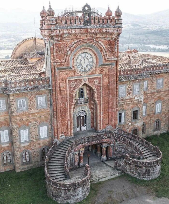 The Stunning Clock Castle Located In Italy,abandoned For More Than 20 Years