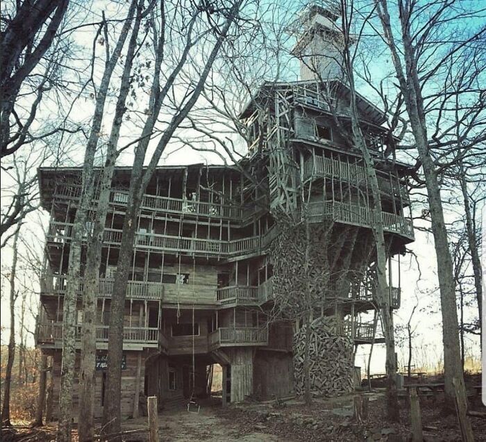 He Minister's Tree House Also Known As The World's Largest Tree House Located In Crossville, Tennessee
