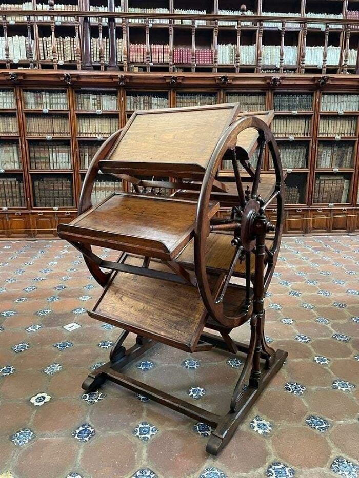 Dispositivo del siglo XVIII que permitía a los investigadores trabajar/leer hasta 8 libros abiertos a la vez
