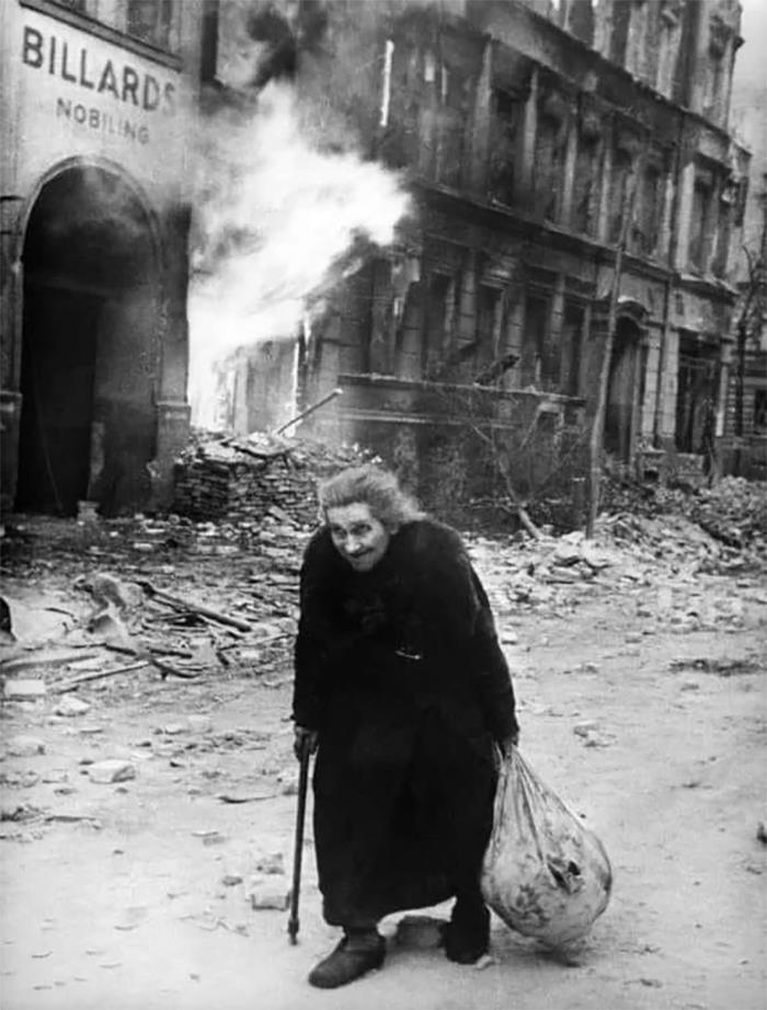 Una mujer camina por las ruinas de Berlín durante la batalla de Berlín, mayo de 1945