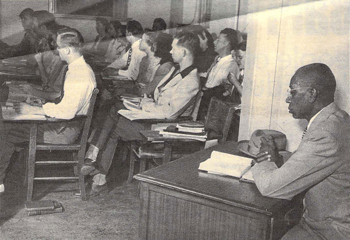 George McLaurin, primer estudiante afroamericano admitido en la Universidad de Oklahoma, obligado a sentarse aparte de los estudiantes blancos. 1948