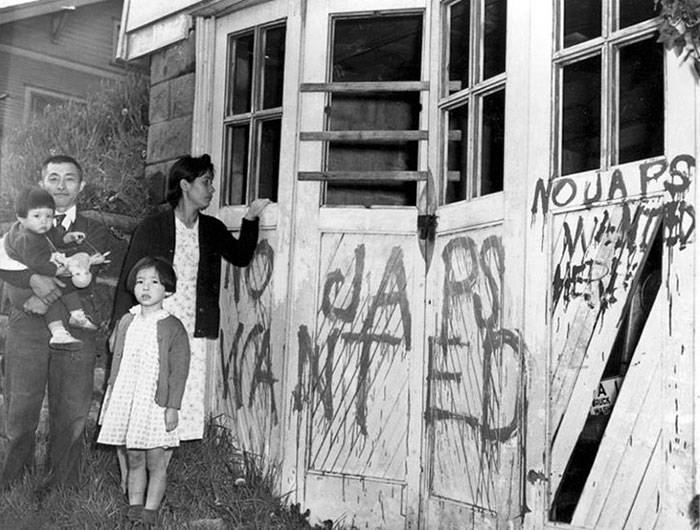 Una familia japonesa regresa a casa (Seattle, Washington) desde un campo del Centro de Reubicación en Hunt, Idaho, el 10 de mayo de 1945