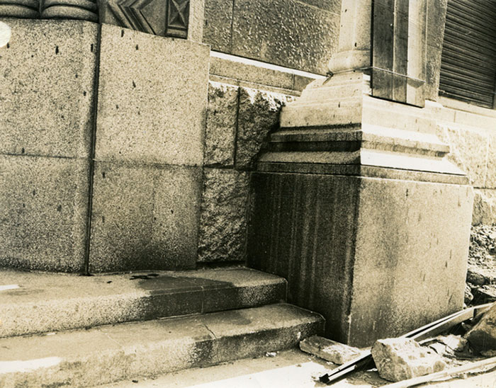Quemaduras repentinas en las escaleras de la sucursal de Hiroshima del Banco Sumitomo