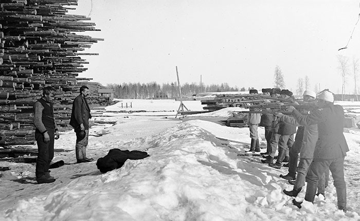 Los rebeldes rojos son ejecutados en Varkaus durante la insurrección en Finlandia en 1918