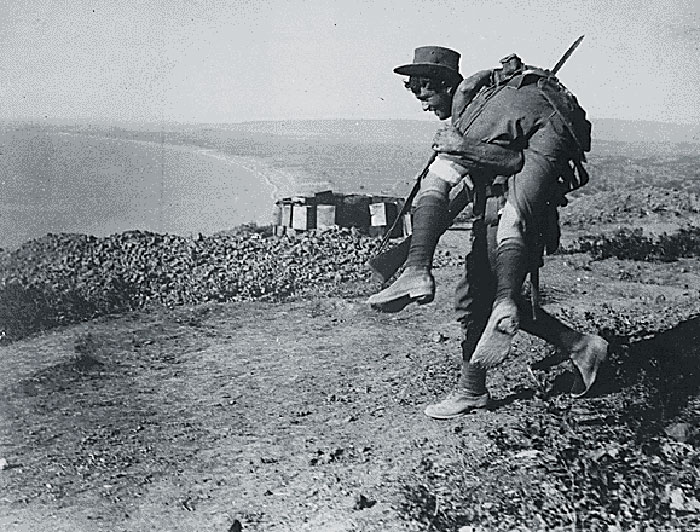 Los australianos irreprimibles en Anzac. Un australiano llevando a un camarada herido al hospital. Campaña de los Dardanelos, alrededor de 1915