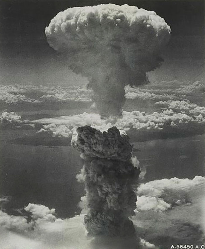 Nagasaki, Japón, bajo el ataque de la bomba atómica