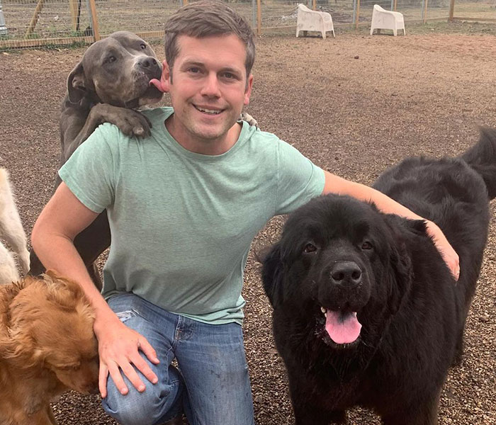 “My Dog Isn't Lonely At Home”: Adorable Doggy School Bus Picks Up Pups Every Day And Takes Them To Daycare “My Dog Isn't Lonely At Home”: Adorable Doggy School Bus Picks Up Pups Every Day And Takes Them To Daycare