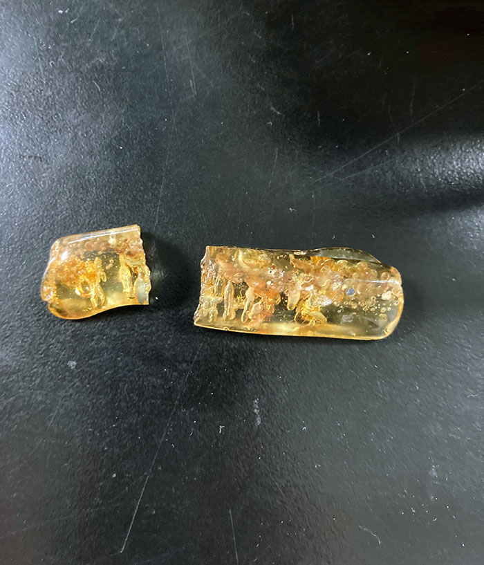 Mi amigo me ha roto esta pieza de ambar de varios millones de años de antigüedad que conseguí cuando vivía en Australia