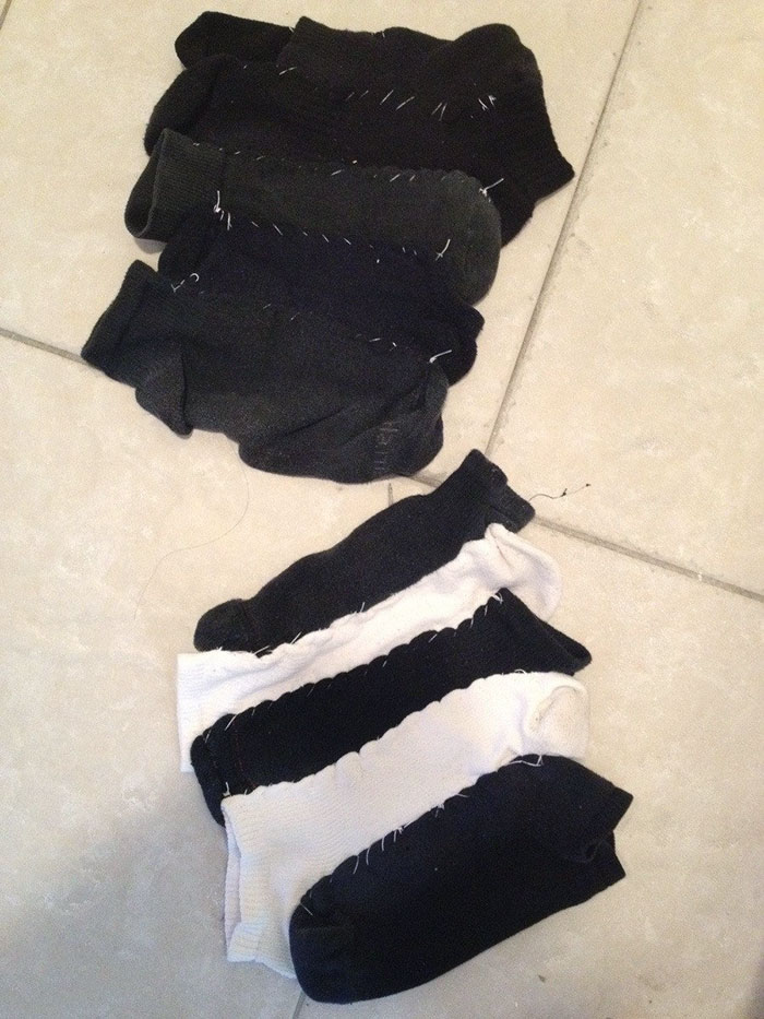 Mi abuela sacó varios calcetines del cesto de la ropa sucia y los cosió para hacer un par de alfombras diminutas. No tengo ni idea de por qué
