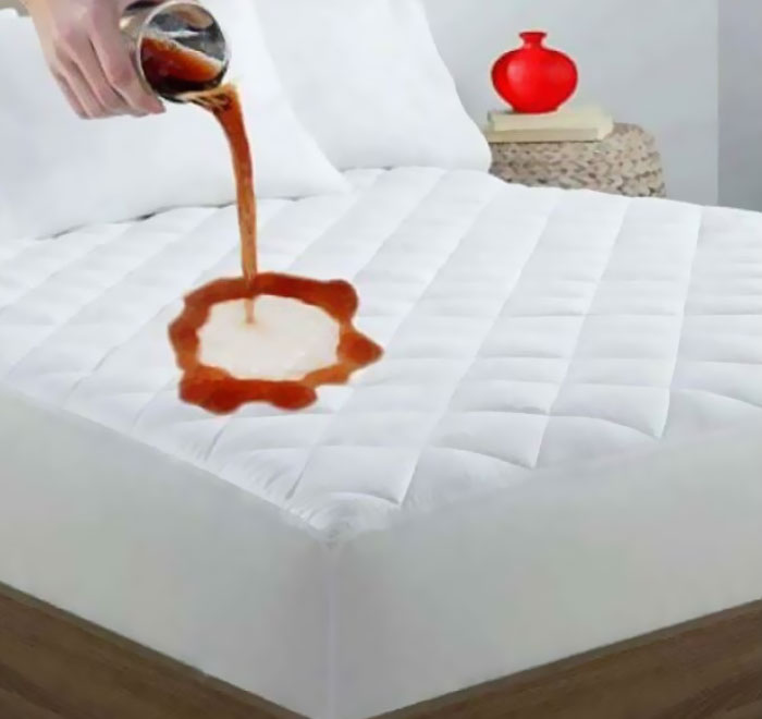 Esta funda de colchón protegerá tu cama de unas manos gigantescas sin cuerpo que vierten el típico refresco sobre superficies planas invisibles