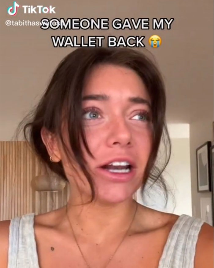 Woman Left In Tears After She Lost Her Wallet And Some Stranger Said He Would Only Return It After She Went On A Date With Him Woman Left In Tears After She Lost Her Wallet And Some Stranger Said He Would Only Return It After She Went On A Date With Him