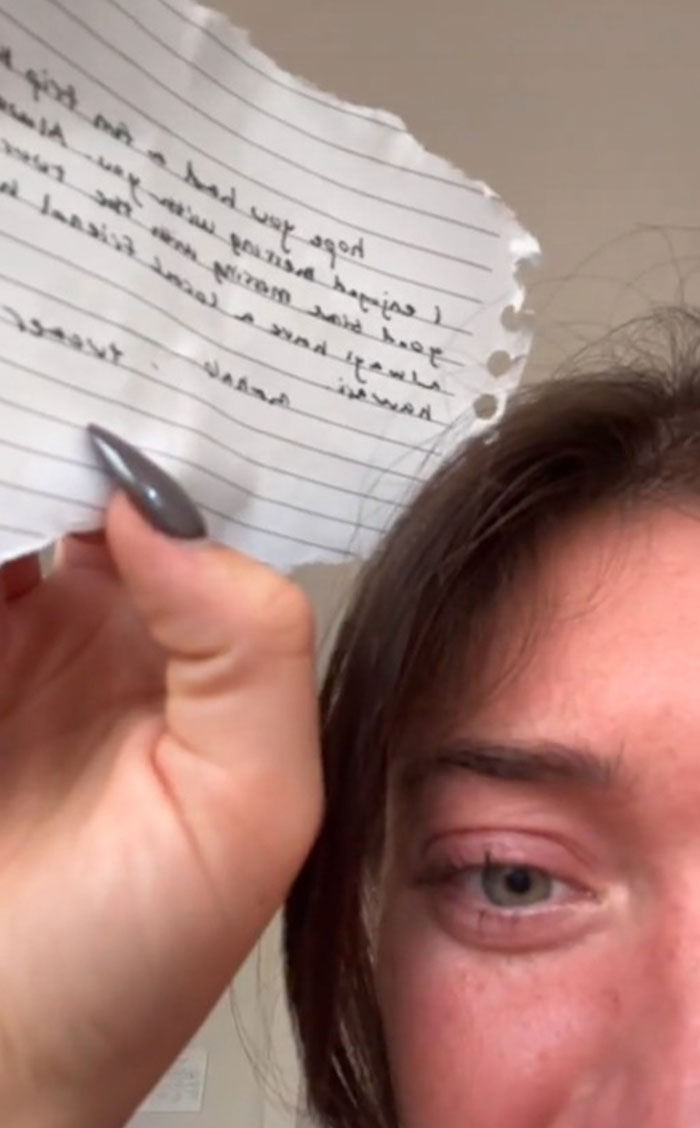 Woman Left In Tears After She Lost Her Wallet And Some Stranger Said He Would Only Return It After She Went On A Date With Him Woman Left In Tears After She Lost Her Wallet And Some Stranger Said He Would Only Return It After She Went On A Date With Him