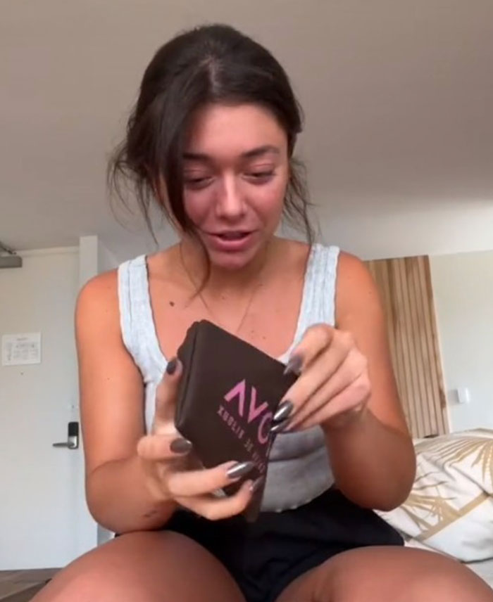 Woman Left In Tears After She Lost Her Wallet And Some Stranger Said He Would Only Return It After She Went On A Date With Him Woman Left In Tears After She Lost Her Wallet And Some Stranger Said He Would Only Return It After She Went On A Date With Him