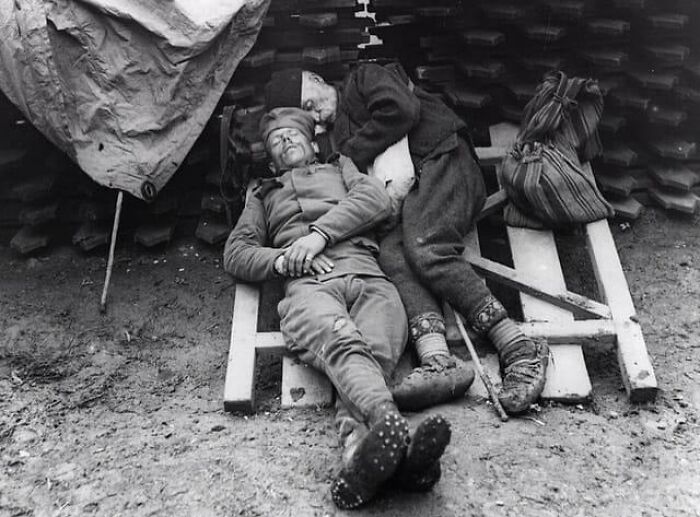 Un soldado serbio duerme con su padre, que vino a visitarle al frente cerca de Belgrado, 1914/1915