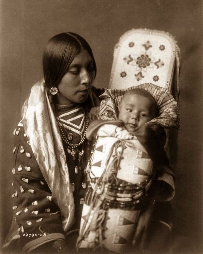 Una madre nativa americana y su hijo, 1900