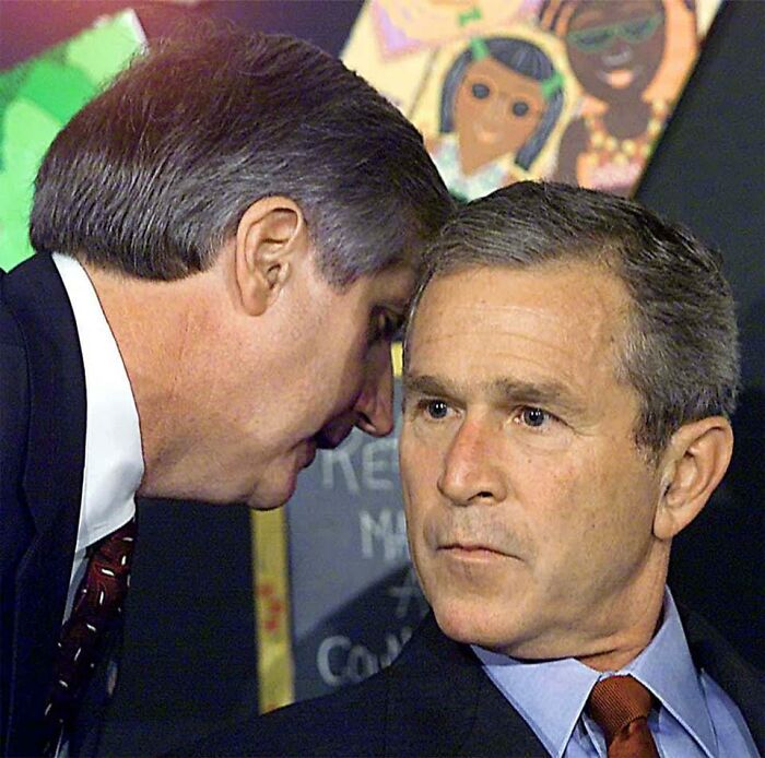 El momento en que el presidente Bush fue informado del ataque terrorista del 11 de septiembre de 2001
