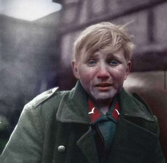 Hans-Georg Henke, un soldado antiaéreo de 16 años del ejército alemán, llora por el shock del combate mientras su mundo se desmorona. Fue capturado por el 9º Ejército estadounidense en Hessen, Alemania, en 1945
