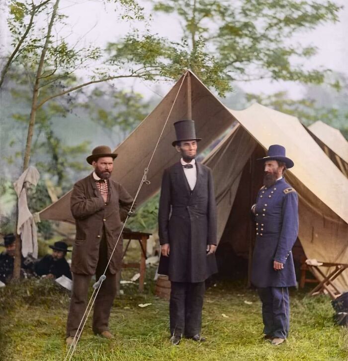 Abraham Lincoln en Gettysburg durante la Guerra Civil. Izquierda: Allan Pinkerton, derecha: Gen John Mcclernand. 1863. (Colorizado)