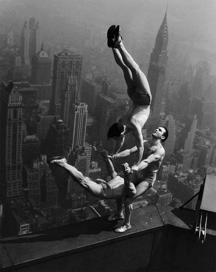 Acróbatas en equilibrio en la cima del Empire State Building, c. 1934