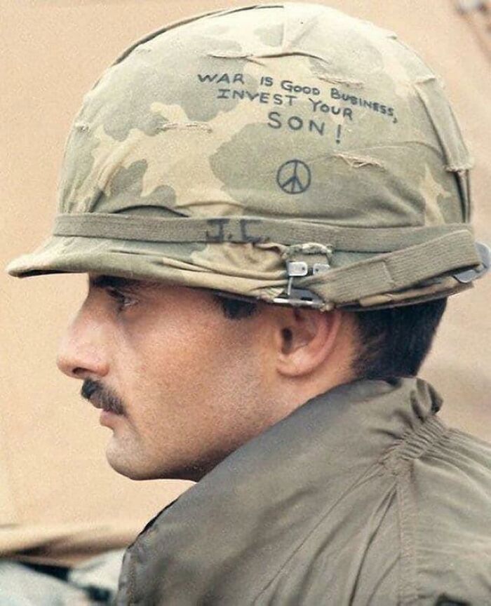 Grafiti en un casco de la guerra de Vietnam, 1967- "La guerra es un buen negocio- Invierte a tu hijo"