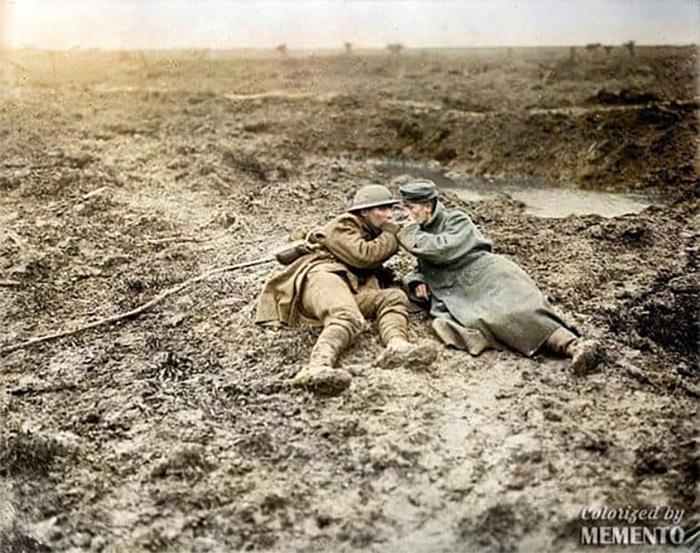 Soldados canadienses y alemanes compartiendo un cigarrillo durante la segunda batalla de Passchendaele, noviembre de 1917
