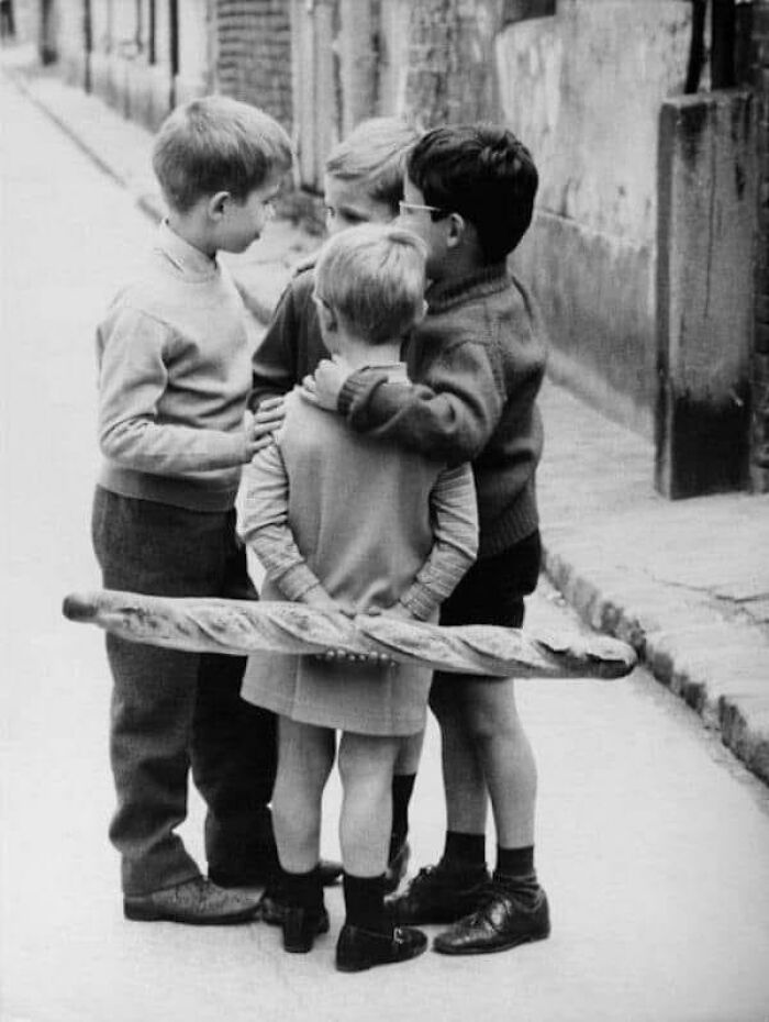 Reunión en torno a una baguette. Francia 1950. Foto: Robert Doisneau