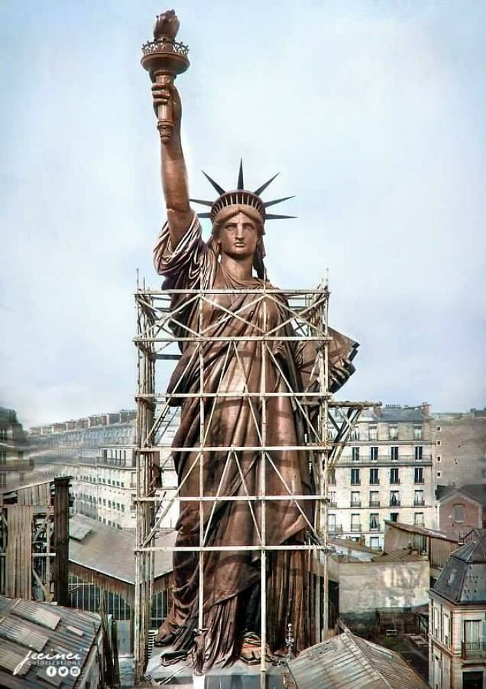 La Estatua de la Libertad - París, Francia - 1886 (antes de ser transportada a América)