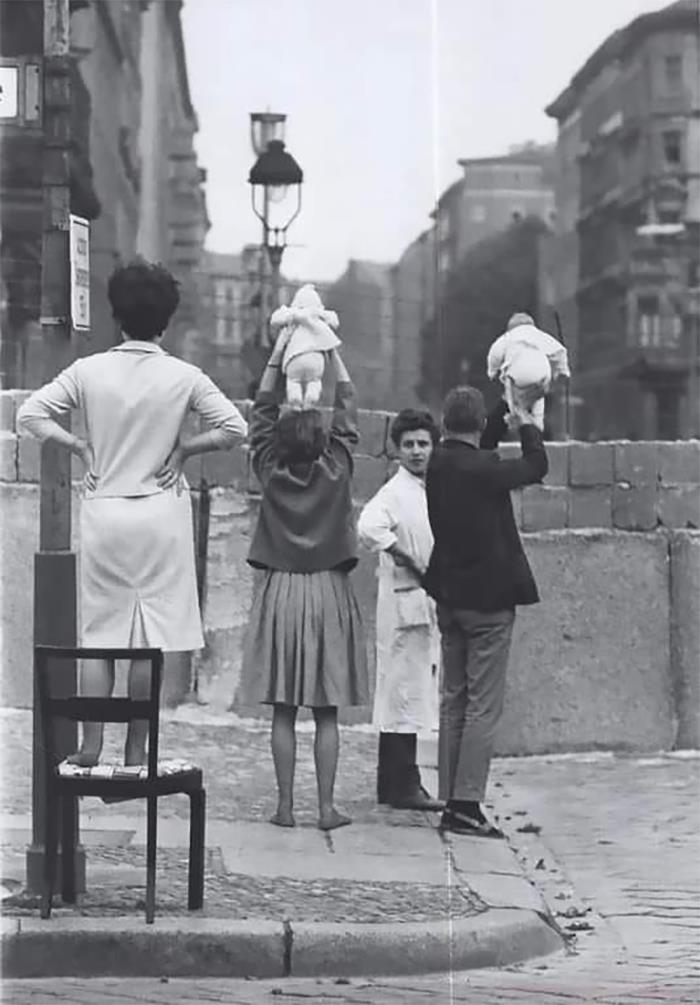 Residentes de Berlín Occidental muestran sus hijos a sus abuelos que viven en Berlín Oriental, 1961