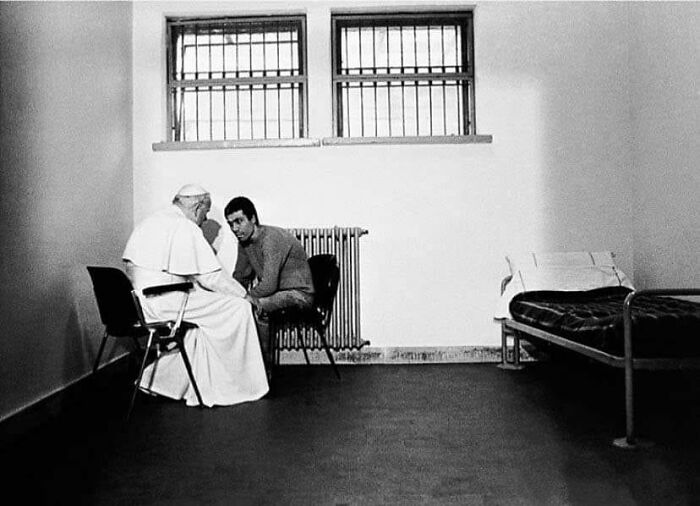 El Papa Juan Pablo II habla con Mehmet Agca, el hombre que intentó asesinarle, en una prisión italiana, 1983