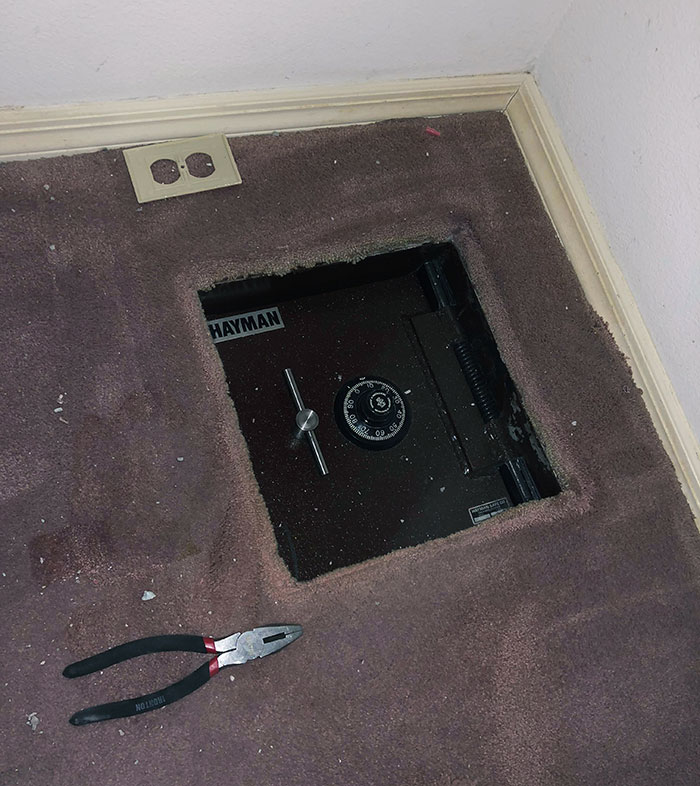 Debajo de la alfombra, en la casa que compré hace poco, encontré esta caja fuerte cerrada 