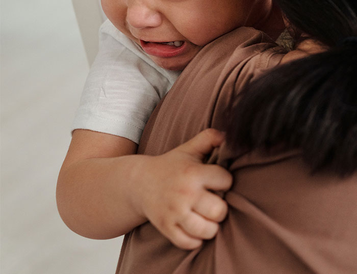 Kid Secretly Watches Deadpool On Another Passenger's Screen, Gets Scared And Starts Crying, Mom Loses It Kid Secretly Watches Deadpool On Another Passenger's Screen, Gets Scared And Starts Crying, Mom Loses It