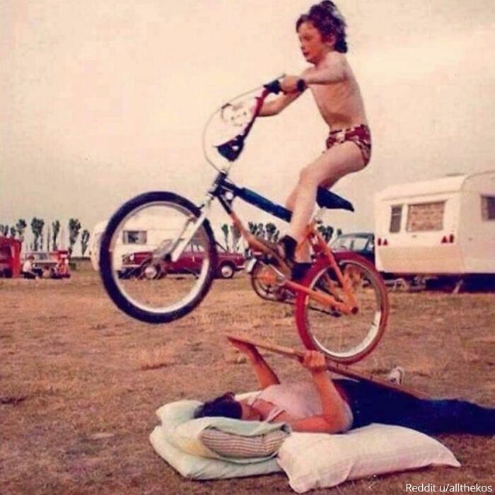 1980: mi madre haciendo de rampa para mi bici nueva