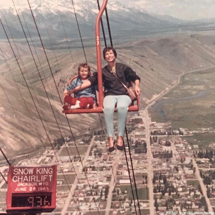 Mi madre y abuela mostrando las medidas de seguridad en los 60