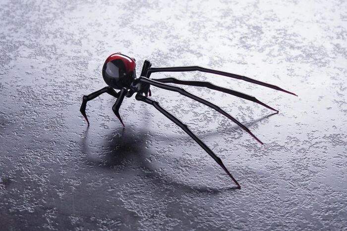 A Selection Of Glass Figures Of Black Widow Spiders By The Glass Symphony Family Workshop (9 Pics) A Selection Of Glass Figures Of Black Widow Spiders By The Glass Symphony Family Workshop (9 Pics)