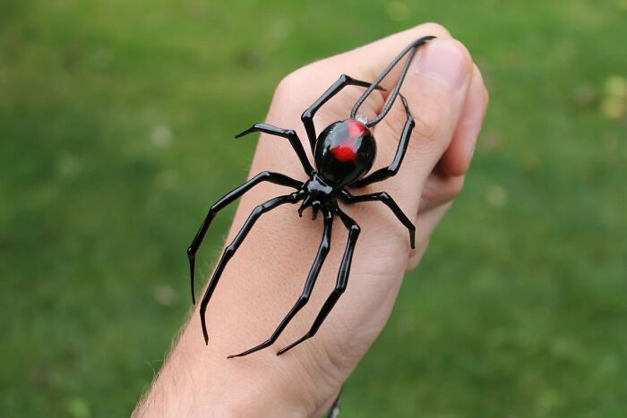 A Selection Of Glass Figures Of Black Widow Spiders By The Glass Symphony Family Workshop (9 Pics) A Selection Of Glass Figures Of Black Widow Spiders By The Glass Symphony Family Workshop (9 Pics)