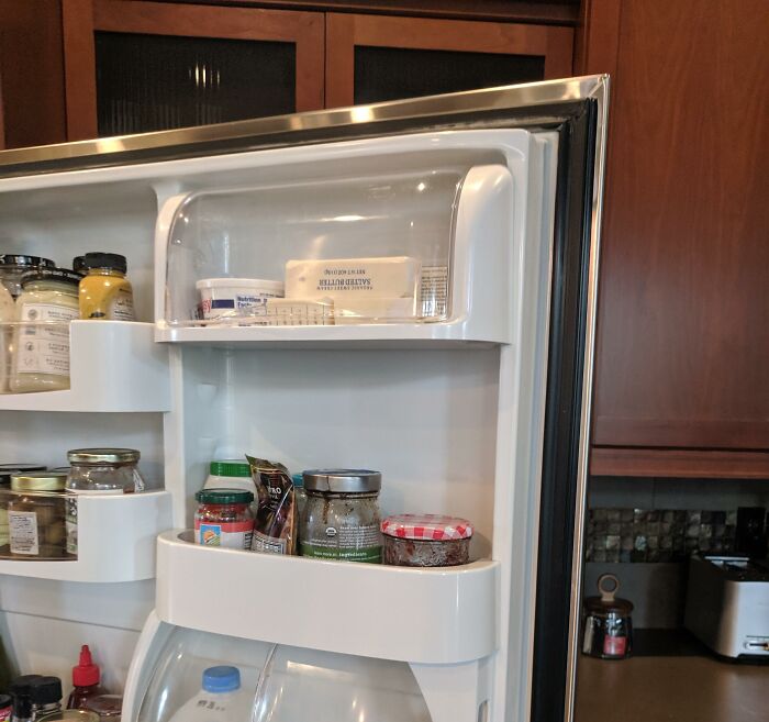 Mi prima acaba de abrir su refrigerador y una barra de mantequilla cayó. Ella dijo "Alguien no cerró la mansión de la mantequilla"