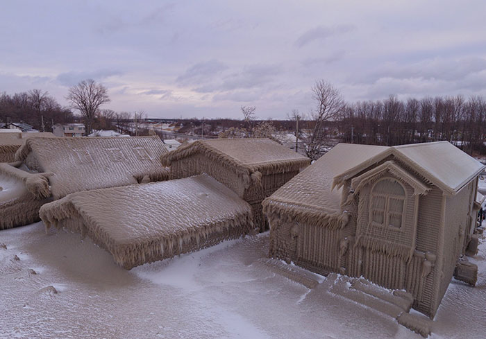 Bienvenidos a Narnia: Dos días de vientos huracanados a lo largo del lago Erie han congelado muchas de las casas a lo largo de la playa en Hamburgo, Nueva York.