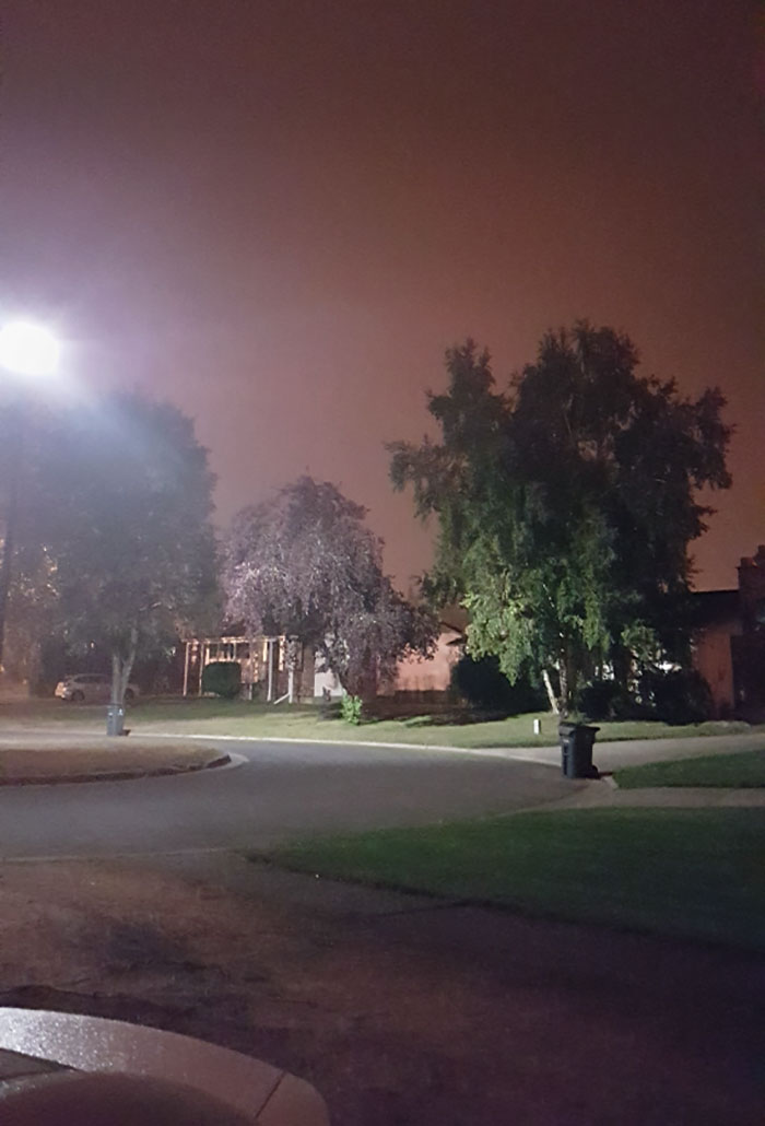 Esta foto fue tomada a las 9 de la mañana del 17 de agosto de 2018, en Prince George, Columbia Británica. El humo de los incendios forestales es tan espeso que tapa el sol