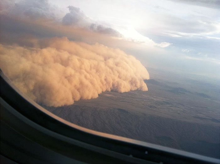 Mi amigo estaba volando desde Phoenix anoche. Se perdió la tormenta de polvo