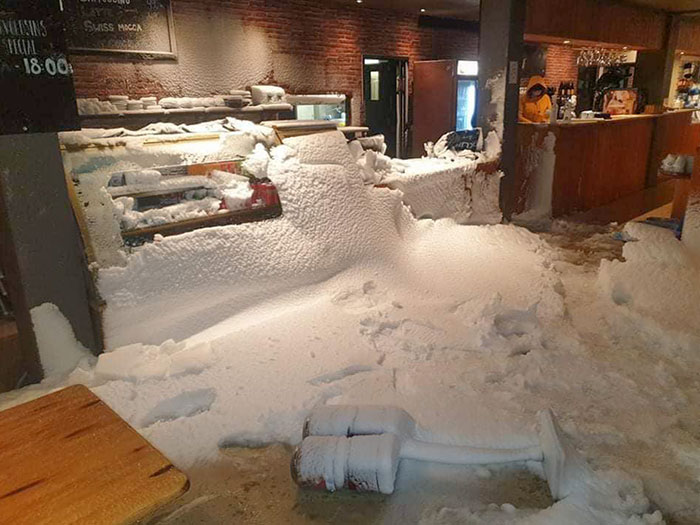 En Islandia. Un restaurante tenía la puerta rota durante una fuerte tormenta de nieve