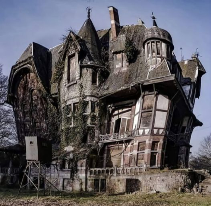 Una casa abandonada en Bélgica parece la casa de una bruja malvada
