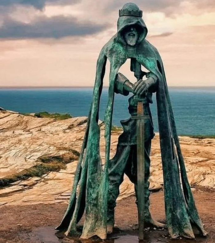 Estatua del Rey Arturo situada en un castillo de Cornualles