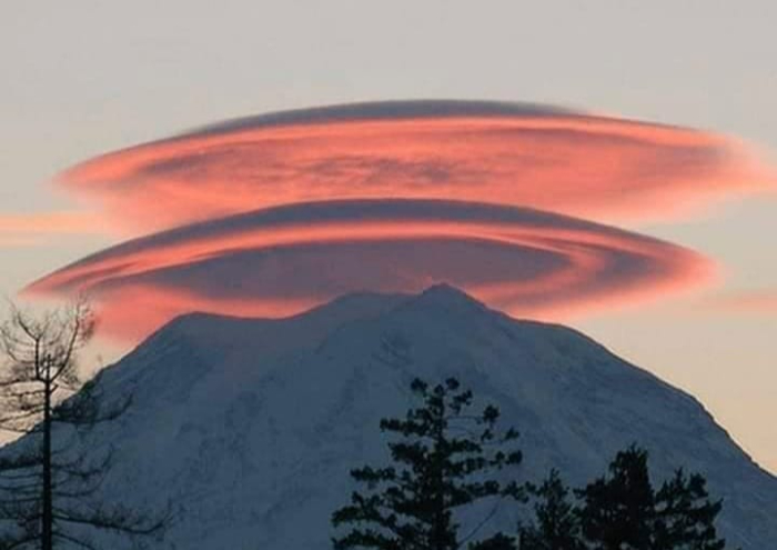 Nubes lenticulares sobre el Monte Rainier, Estado de Washington. Estas nubes sólo se producen sobre las cordilleras