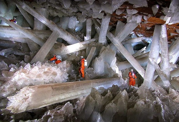 ¡La Cueva de los Cristales Gigantes en Naica, México, contiene cristales naturales de hasta 50 pies de largo y 4 pies de ancho!