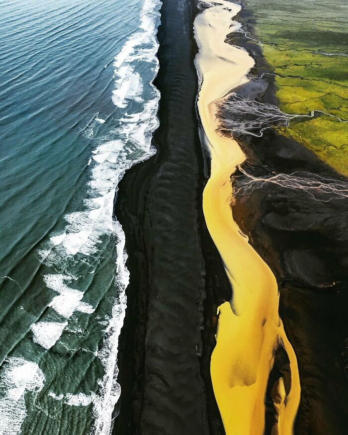 Este es un lugar en Islandia donde se encuentran los campos verdes, el río amarillo, la playa negra y el mar azul
