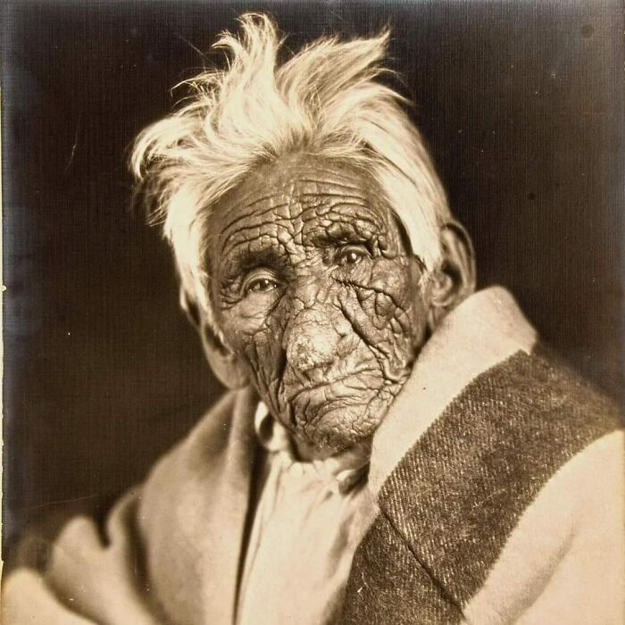 Un indio chippewa llamado John Smith que vivía en los bosques cerca de Cass Lake, Minnesota, afirmó tener 137 años antes de morir en 1922. Foto tomada en 1915