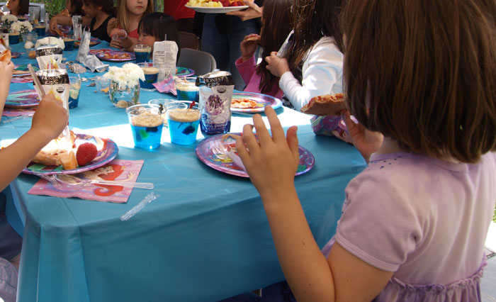 Guy Asks Whether He Did The Wrong Thing By Telling Off His Child-Free Sister As He's Fed Up With Her Parenting Ideas Guy Asks Whether He Did The Wrong Thing By Telling Off His Child-Free Sister As He's Fed Up With Her Parenting Ideas