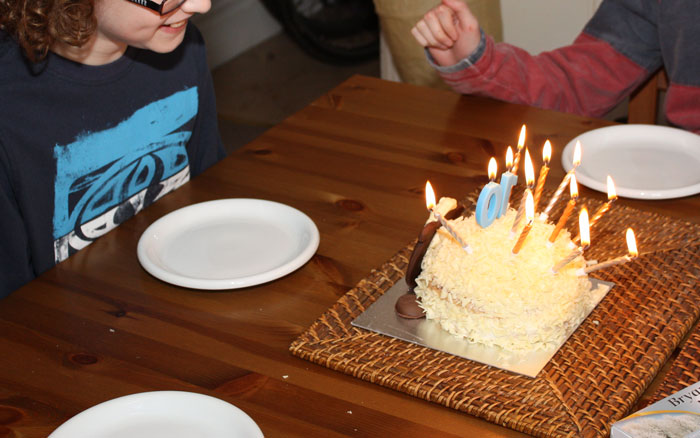 “AITA For Telling My Fiancé He Embarrassed Me When He Started Singing ‘Happy Birthday’ To His 5 Y.O. Son At The Restaurant?”