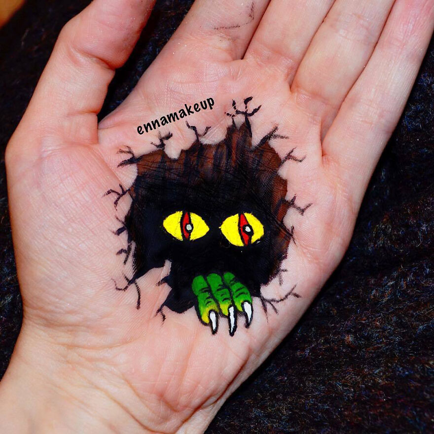 Girl On A Wheelchair Paints Her Hands With 3d Effects